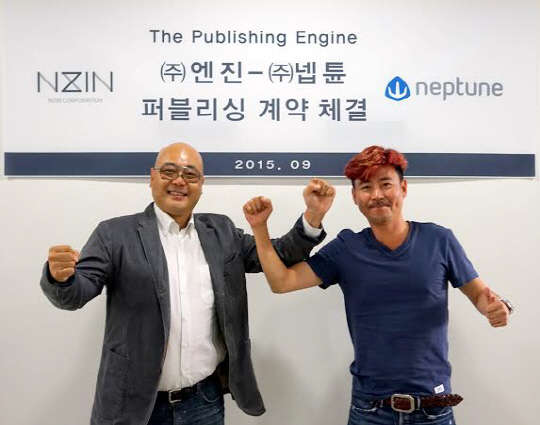 남궁훈 엔진 대표(왼쪽)와 정욱 넵튠 대표가 경기 성남 판교동 엔진 사옥에서 모바일 캐주얼게임 퍼블리싱 계약을 체결하고 기념촬영을 하고 있다. 엔진 제공